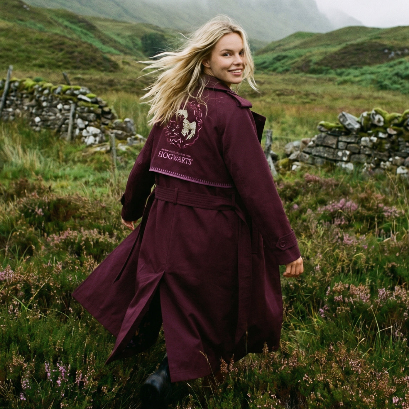 Naoko Studio x Harry Potter — modelka v bradavickém trenčkotu ve skotské vysočině