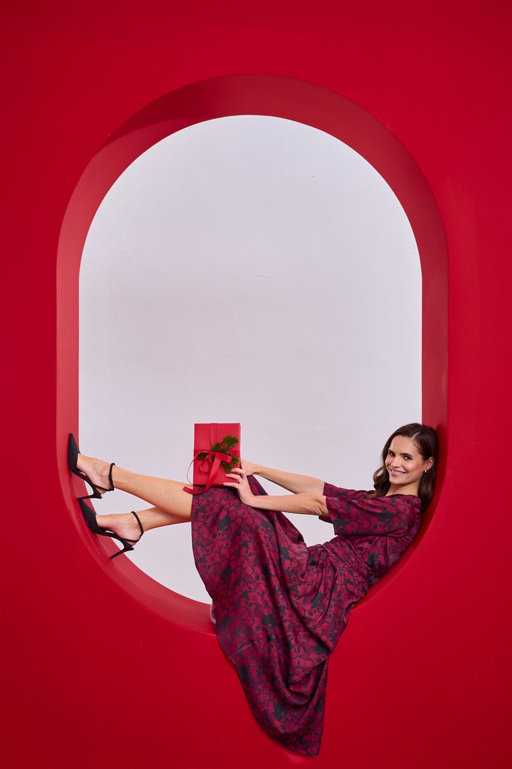 Spanguolių žėrinti vidutinio ilgio suknelė
