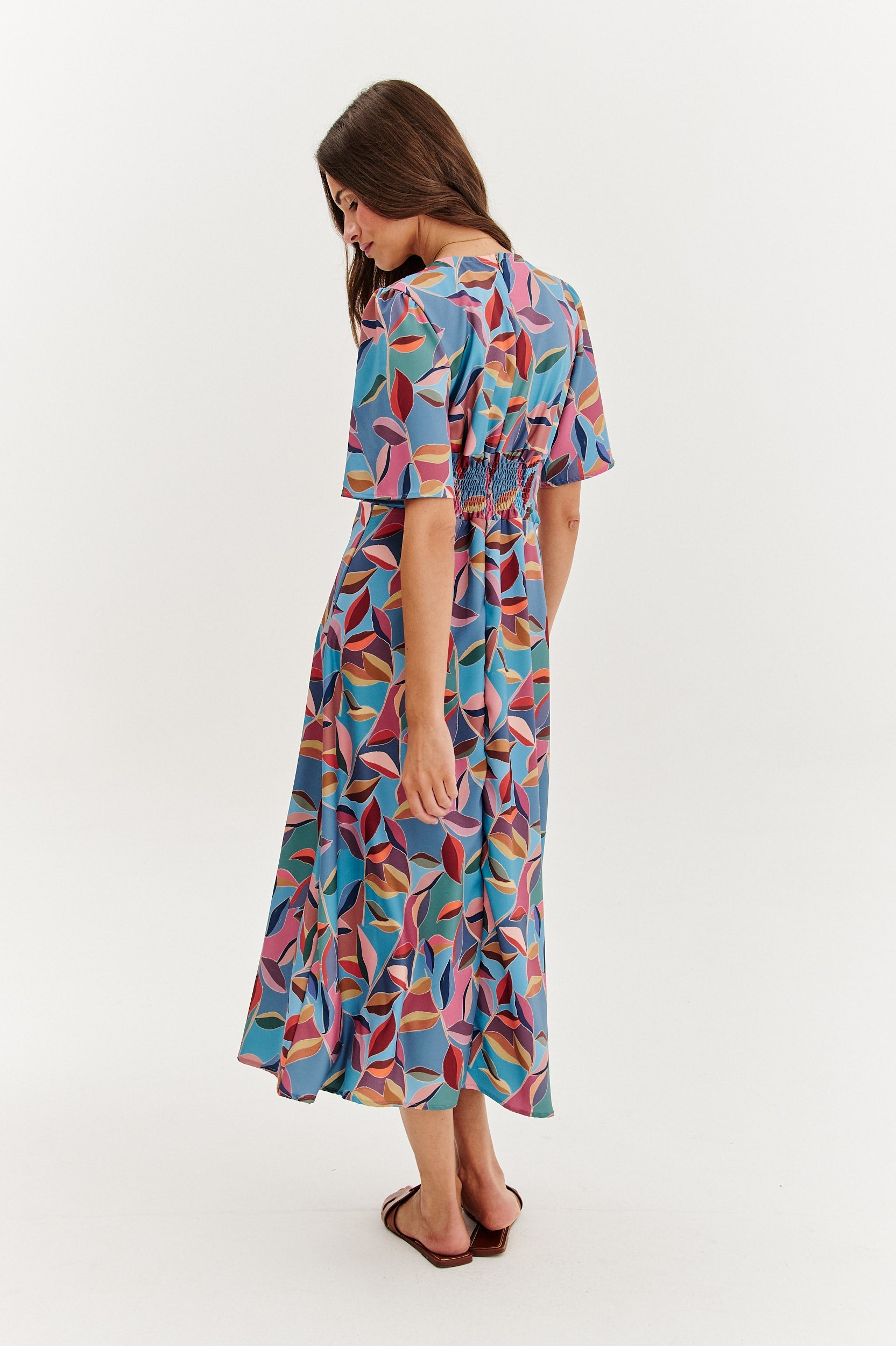 Aksominio vėjo vidutinio ilgio suknelė
