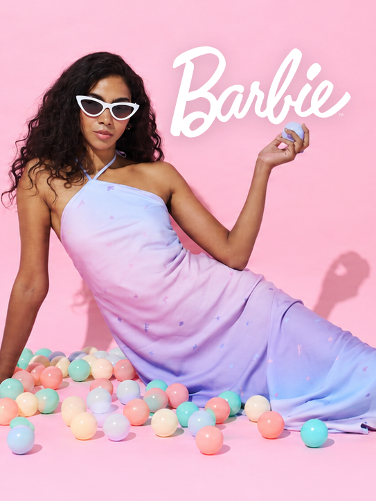 Naoko Studio Barbie Coastal Life — modelka v holografických šatech mezi pastelovými pompony