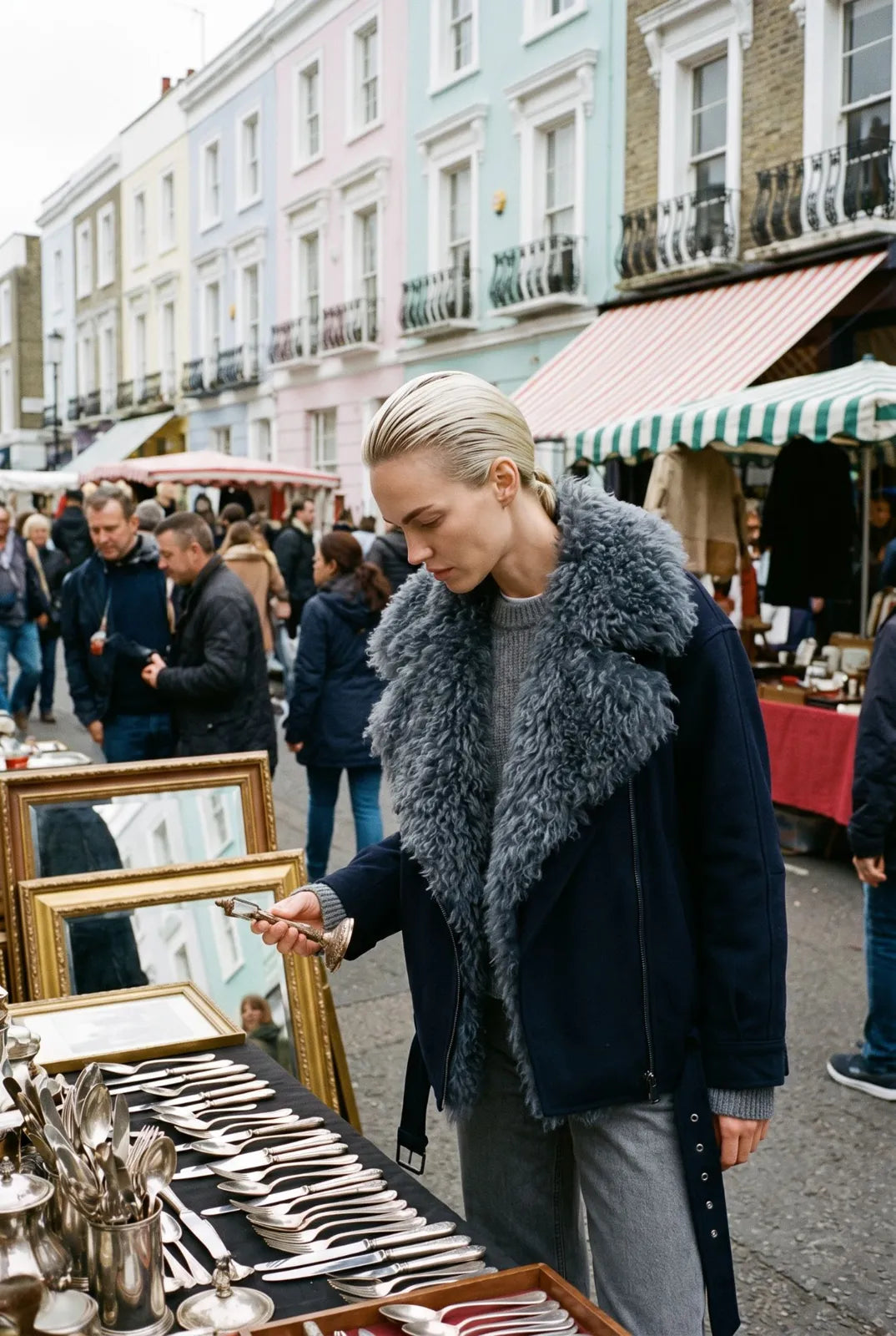 Bunda s kožíškem u stánku se stříbrem na Portobello Road
