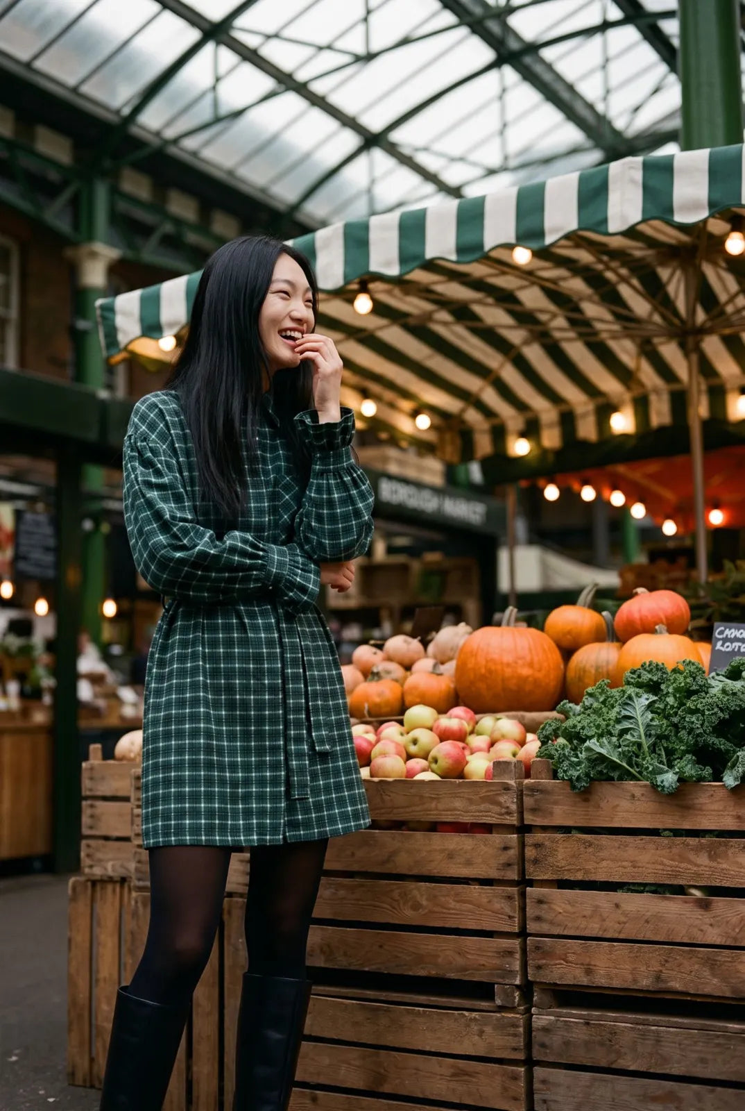 Šaty v zeleném káru u stánku s dýněmi na Borough Market