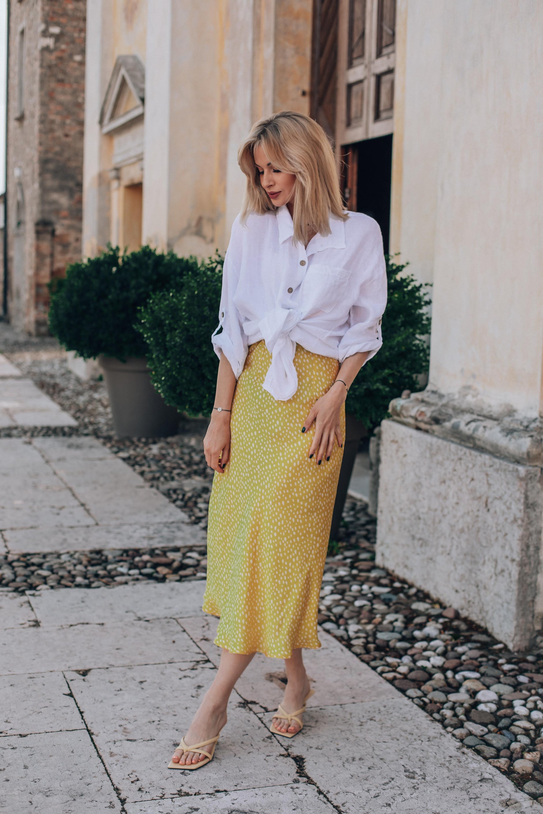 Vettoriale stockBevi un caffè in una tazza di piselli. Disegno da colorare  adulti e bambini. Accessorio decorativo per il comfort. La stagione è  invernale. Calore e comfort. Vettore. Illustrazione vettoriale di  ©meiyuan.china.gmail.com #, image size:1880x2821